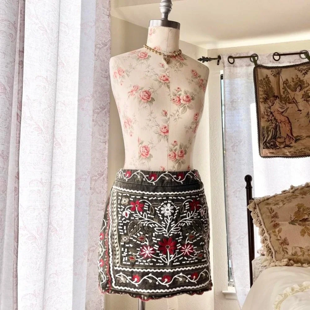 green floral embroidered mini‎ skirt